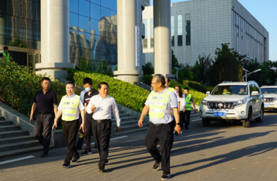 劉國鋒、王仲田看望慰問鐵塔公司應(yīng)急供電保障人員，現(xiàn)場(chǎng)關(guān)注電瓶電力恢復(fù)儀應(yīng)用成效